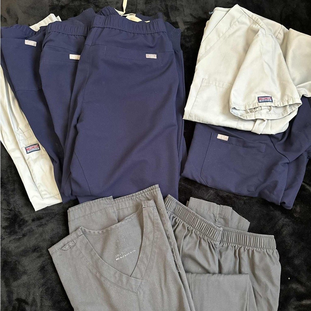 Figs Men's Scrub Tops and Bottoms Bundle in Navy and Gray SIZE MEDIUM